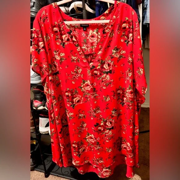🌹 Torrid 6X Hi-Lo Red Floral Top - Picture 4 of 10